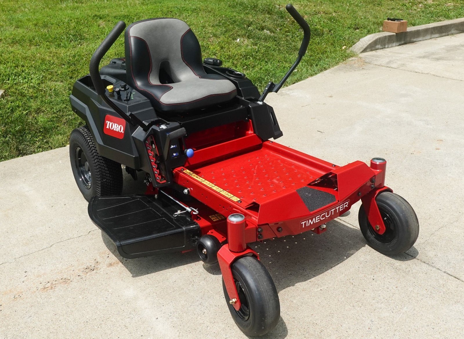DSC05508_f36bf946-253c-48b2-a0c4-348885c784a6.jpg Toro 77301 34″ TimeCutter Zero Turn Mower 22HP Briggs - Image 1